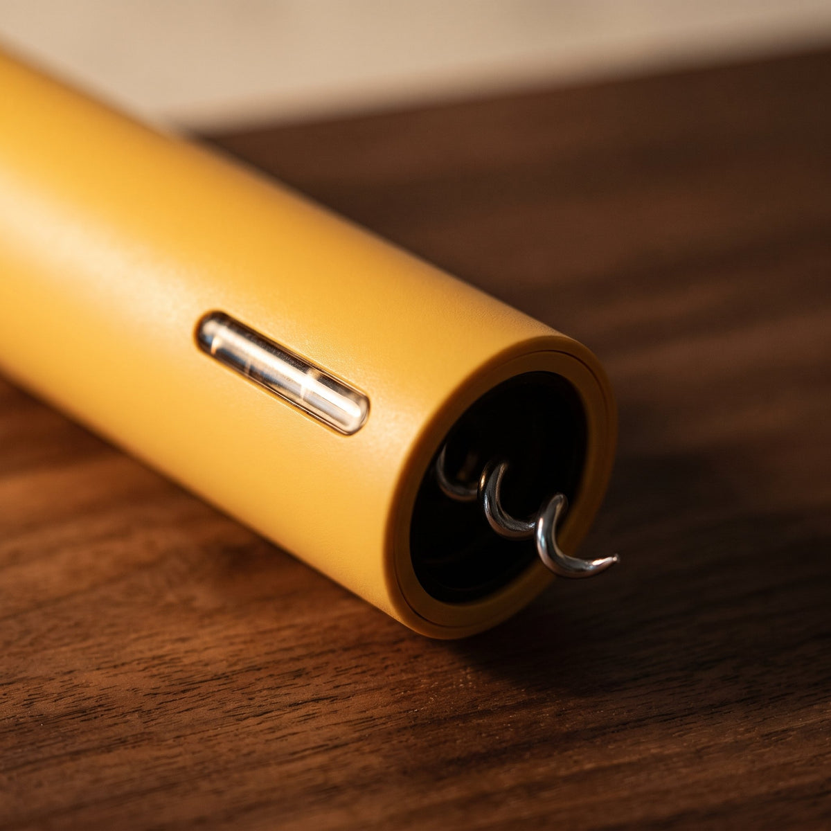 Détail du corps jaune du tire-bouchon électrique uni — La Maison du Sommelier