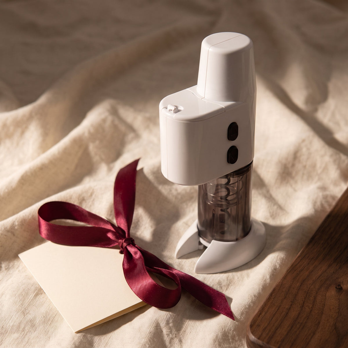 Tire-bouchon électrique Vintage sur lin crème avec ruban bordeaux, idée cadeau