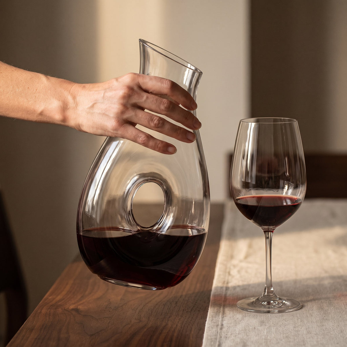 Carafe Hoom tenue en main, anneau de verre