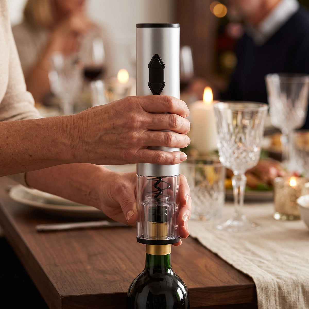 Tire-bouchon électrique Le Signature posé sur le goulot d'une bouteille de vin