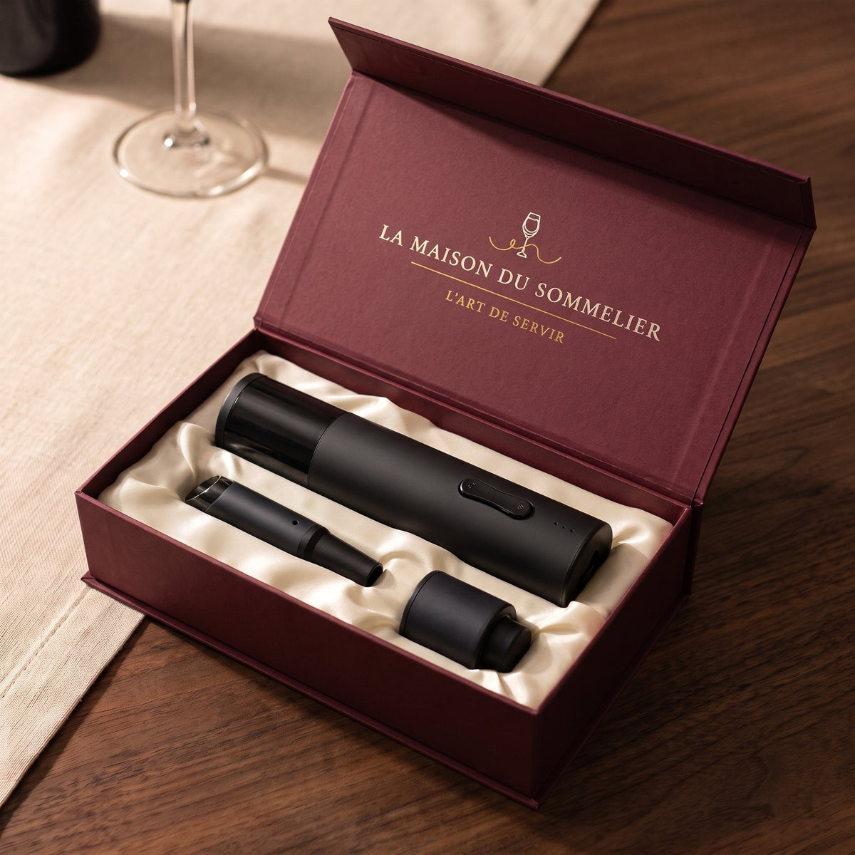 Coffret tire-bouchon électrique noir ouvert : écrin bordeaux avec insert crème et accessoires