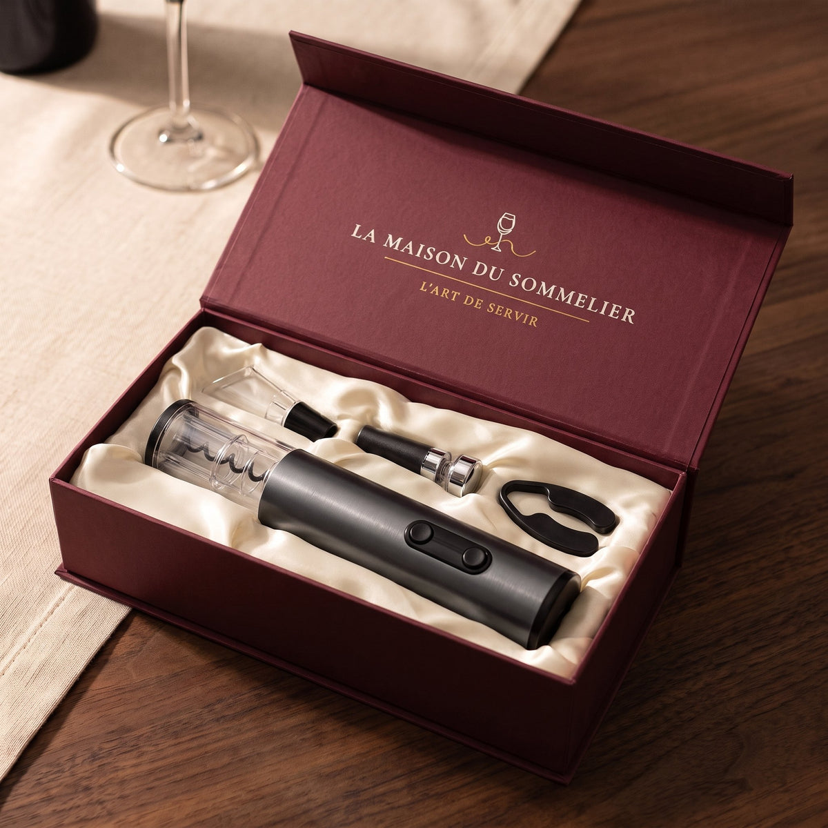 Coffret tire-bouchon électrique ouvert : écrin bordeaux avec insert crème et accessoires
