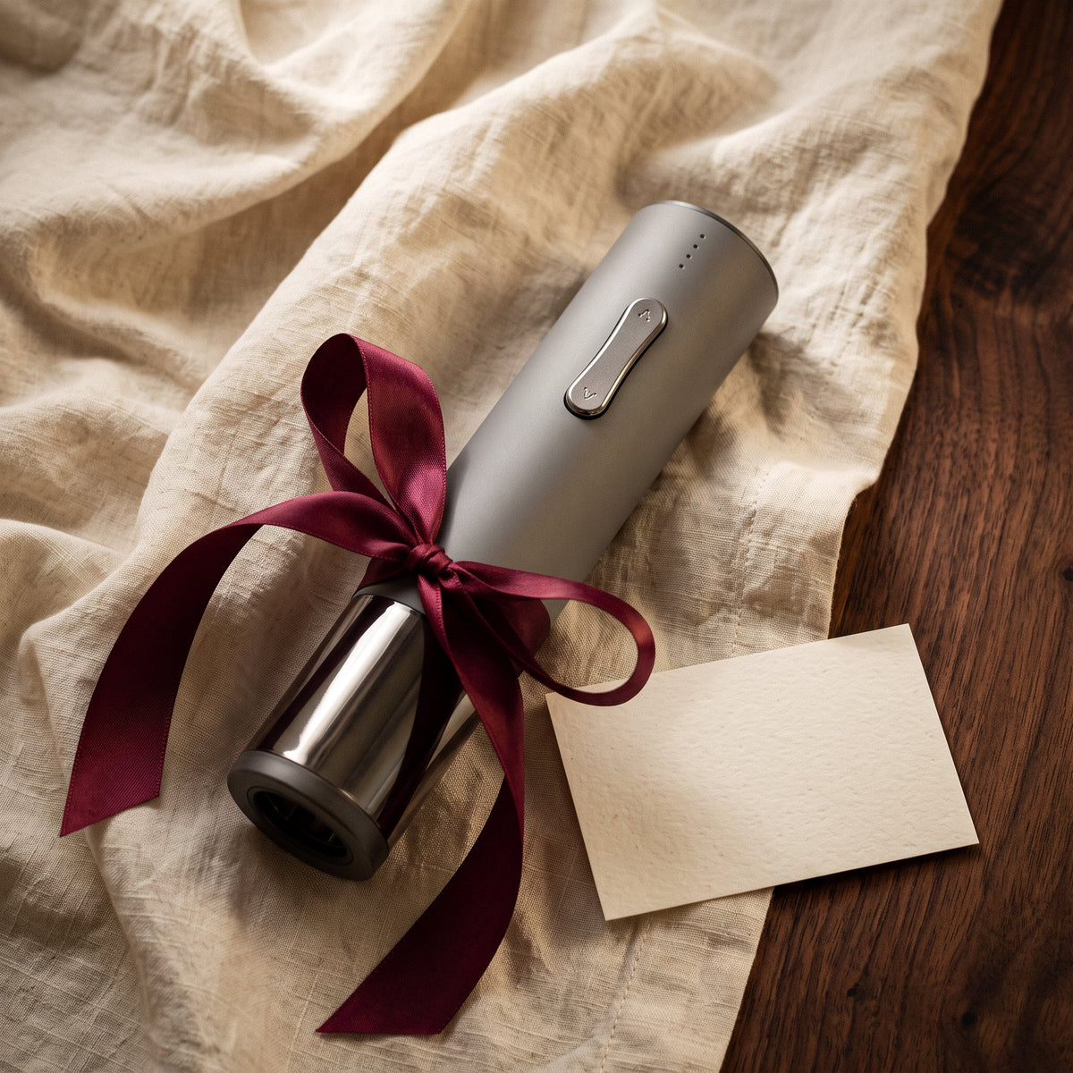 Tire-bouchon électrique Automatique présenté en cadeau sur lin crème avec ruban bordeaux