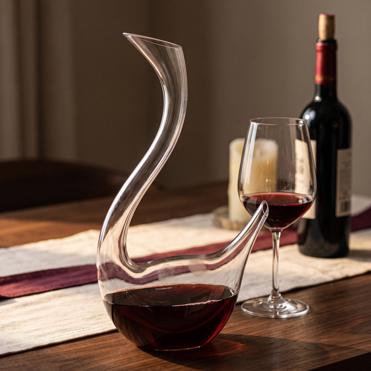 Carafe Cristal Swan col de cygne, vin rouge sur table de dîner