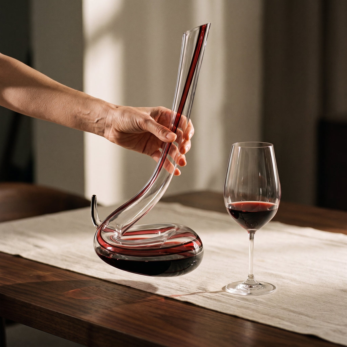 Carafe Snake tenue en main, spirale de verre