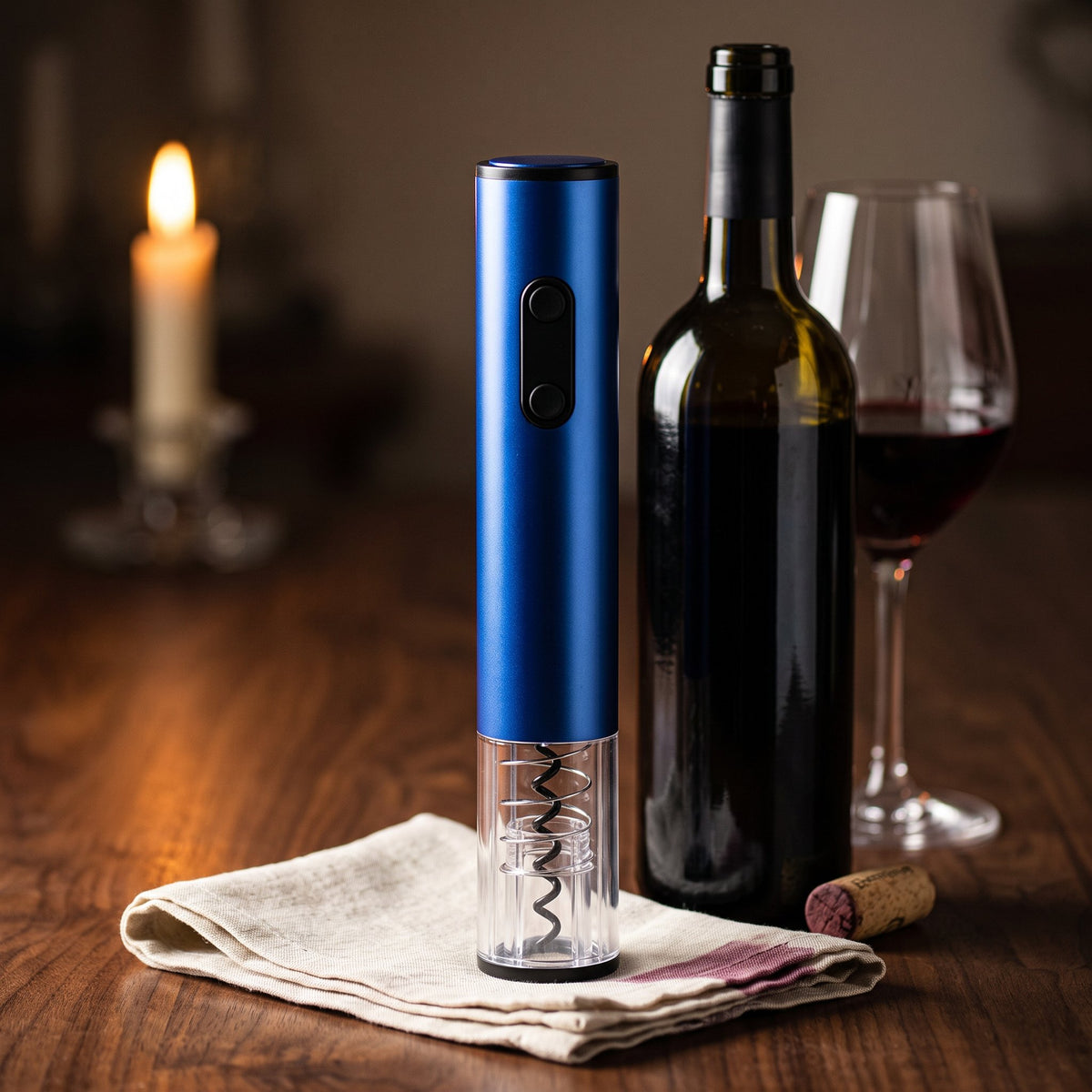 Tire-bouchon électrique Blue Design sur une table de dîner en noyer avec bouteille et verre de vin rouge